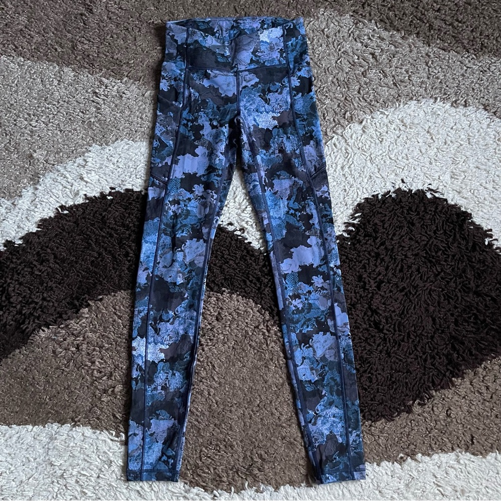 Lululemon Speed Up Tight Sz 2 *Full-On Luxtreme 28" In
Screen Camo Multi - Picture 3 of 8